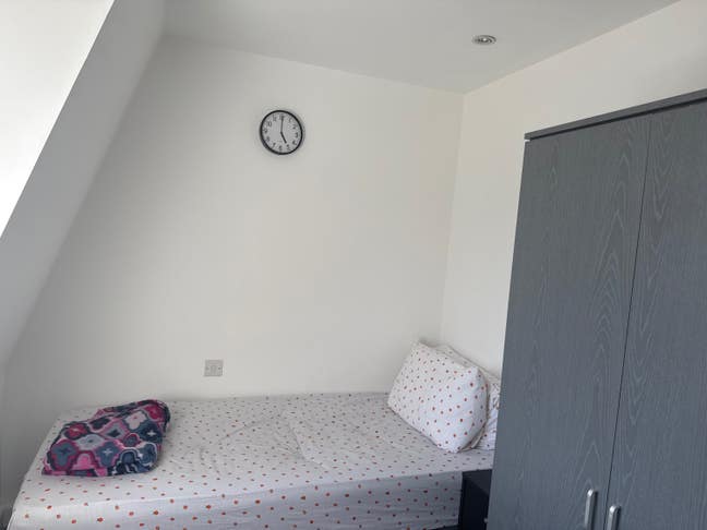 Room available with own bathroom  Main Photo