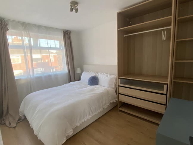 15 mins to city centre, 3 mins to tram, Houseshare Main Photo