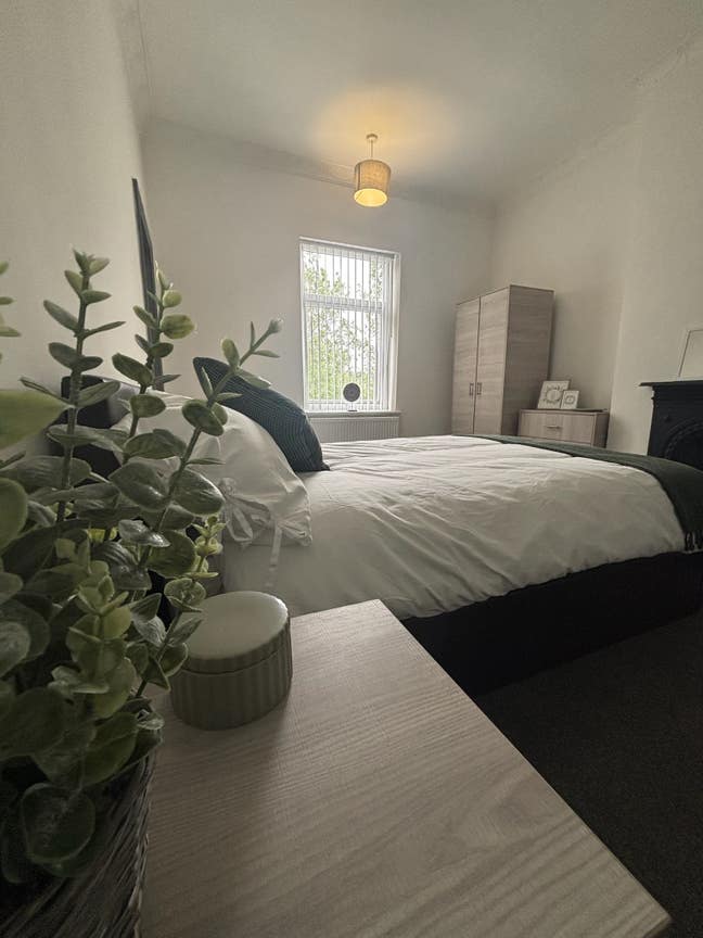 Large Ensuite Room 50% off 1St Months Rent Main Photo