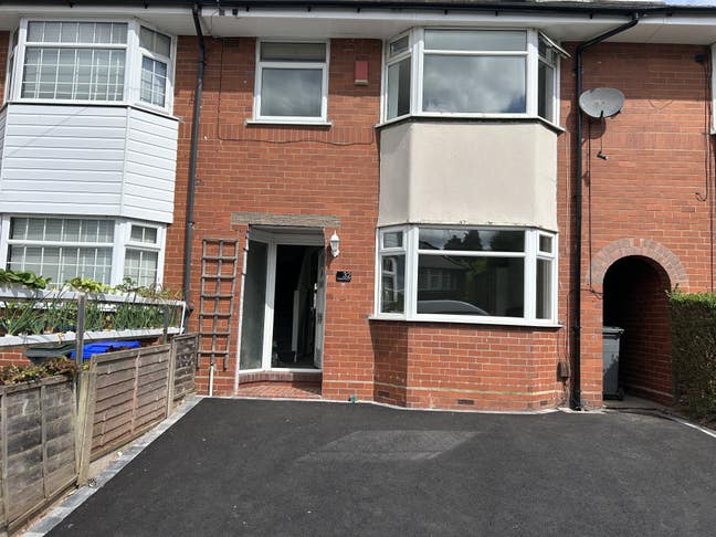 STUDENT house 30sec walk from Royal Stoke Hospital Main Photo