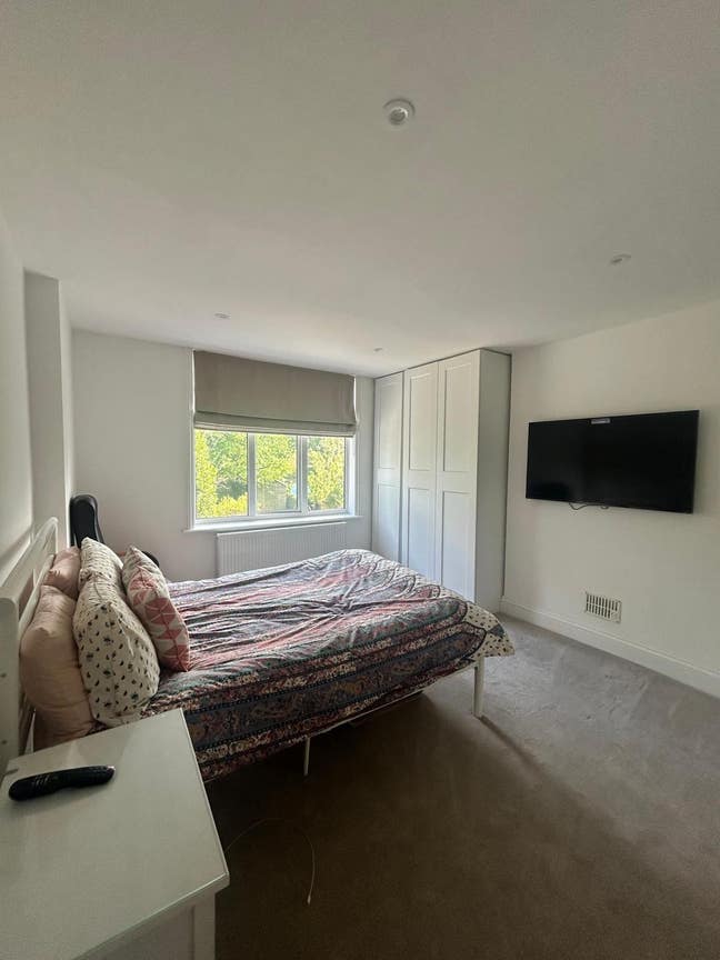 Spacious en-suite room for one  Main Photo