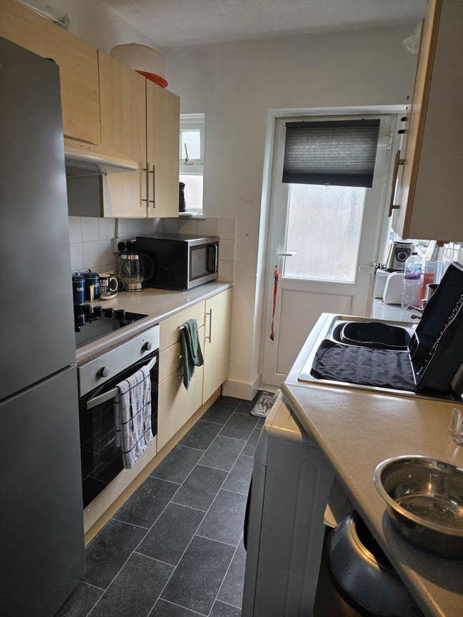 Fully furnished single bedroom in 1st floor shared Main Photo