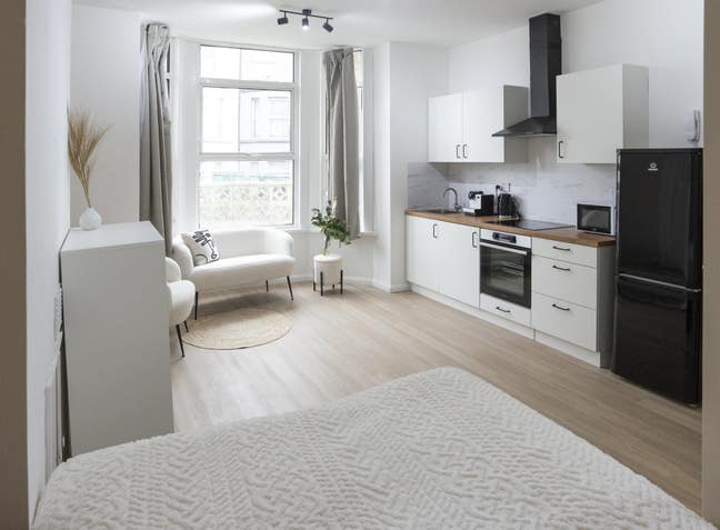 High End High Spec Refurbished Property - Dover Rd Main Photo