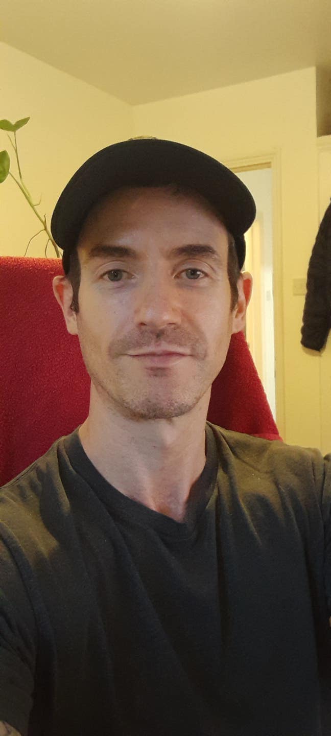 41yo  professional looking for room or buddy up Main Photo
