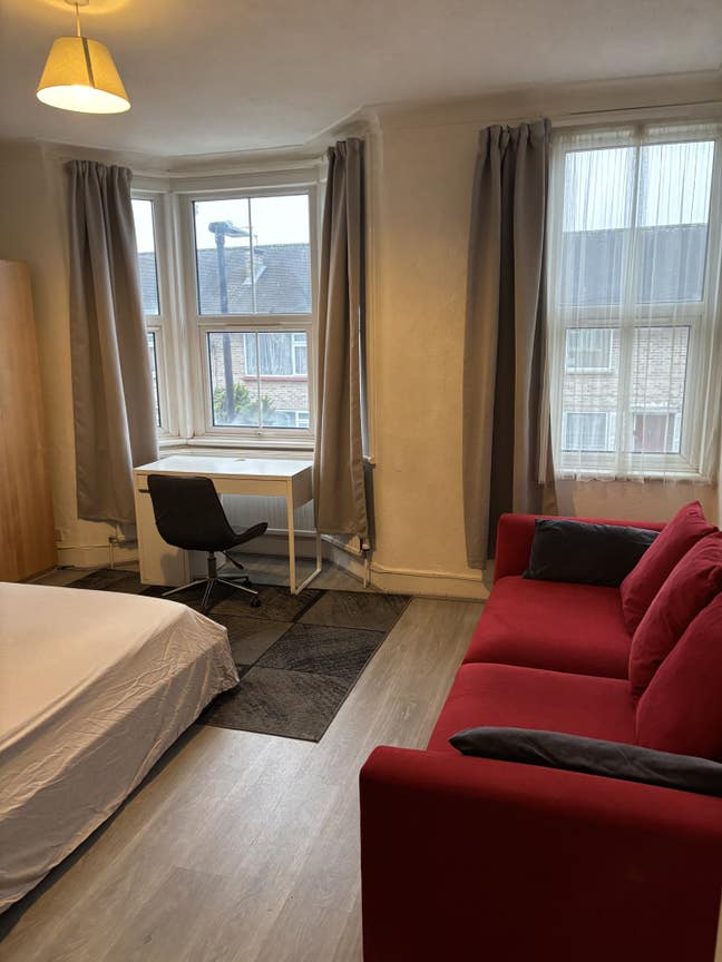 Double room in Enfield in a large house Main Photo