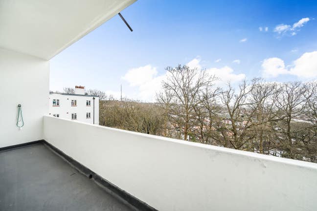 1 Double + 1 Single Furnished Rooms to rent Main Photo