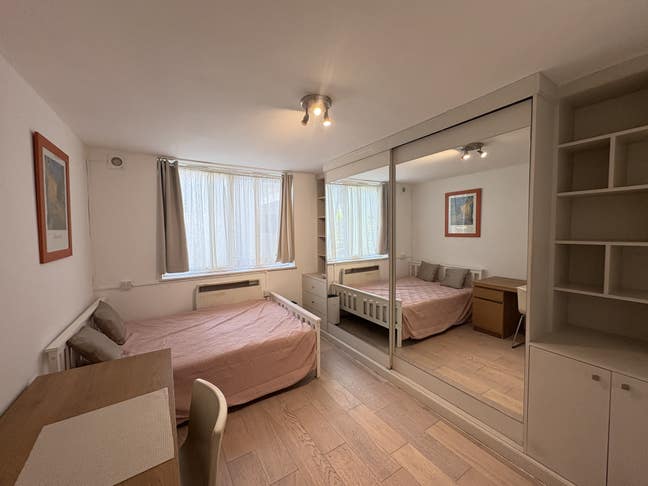 Excellent location for female student/professional Main Photo