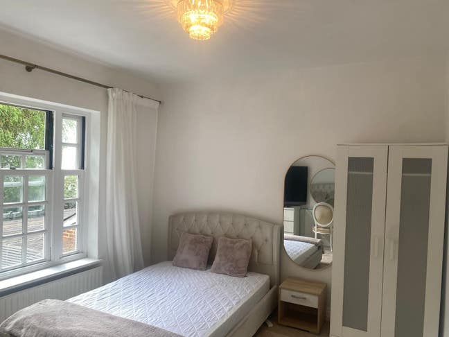 Large double room fully furnished, fully inclusive Main Photo
