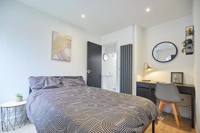 New Refurbished Hmo with Parking Options Main Photo