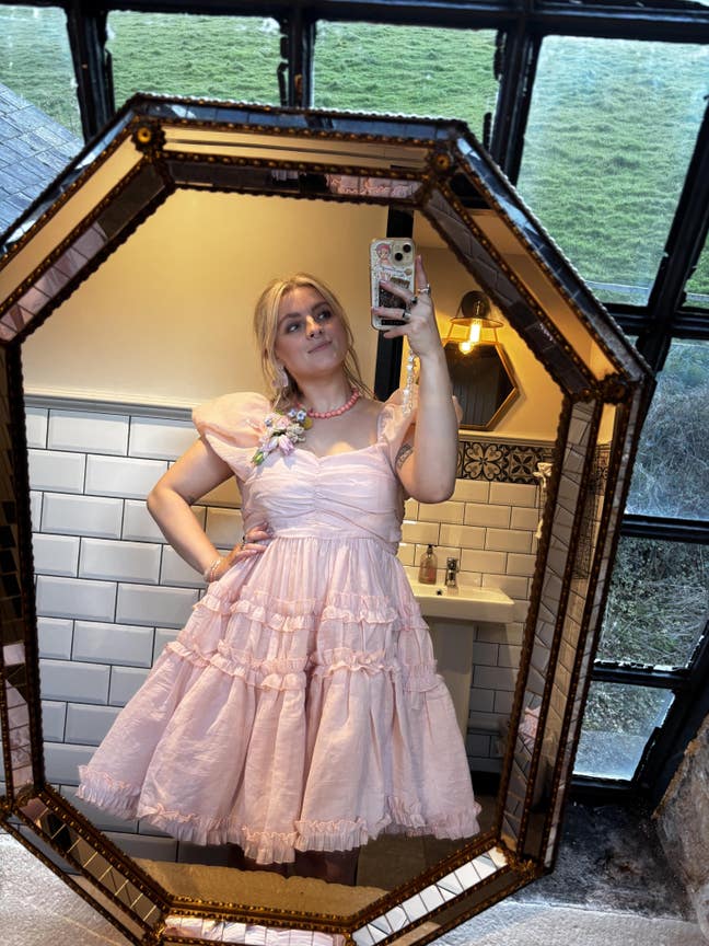 friendly 30yo female looking for double room Main Photo