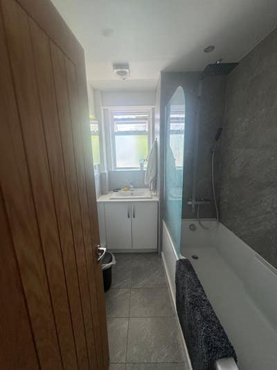 Room close to Hyde park summer sublet Main Photo