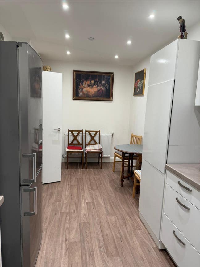 Nice double bed in Acton Main Photo