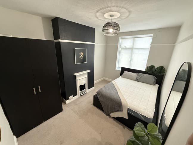 Large Kingsize Room - central - parking Main Photo