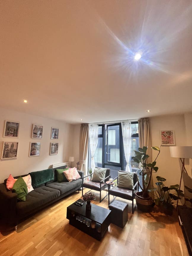 Room available in Modern 2-bed in Old Street! Main Photo