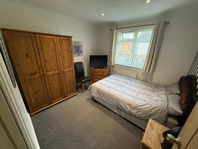 Double room available for rent in Willesborough Main Photo