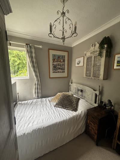 Small double room in quiet 3 bedroom semi Main Photo
