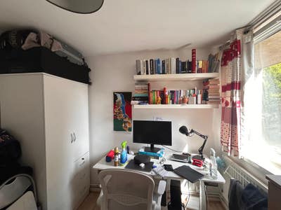 Spacious Bright Room in Quiet Flat Bills Included Main Photo