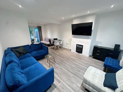 Beautiful refurbished 1 Bedroom House with Garden Main Photo