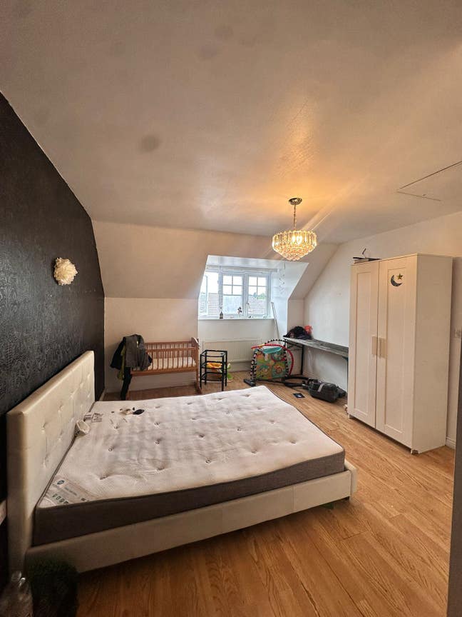 1 room available with attached bath, king size bed Main Photo