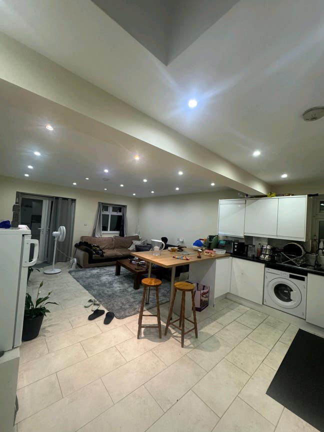Spacious double bedroom  in sm1 Main Photo