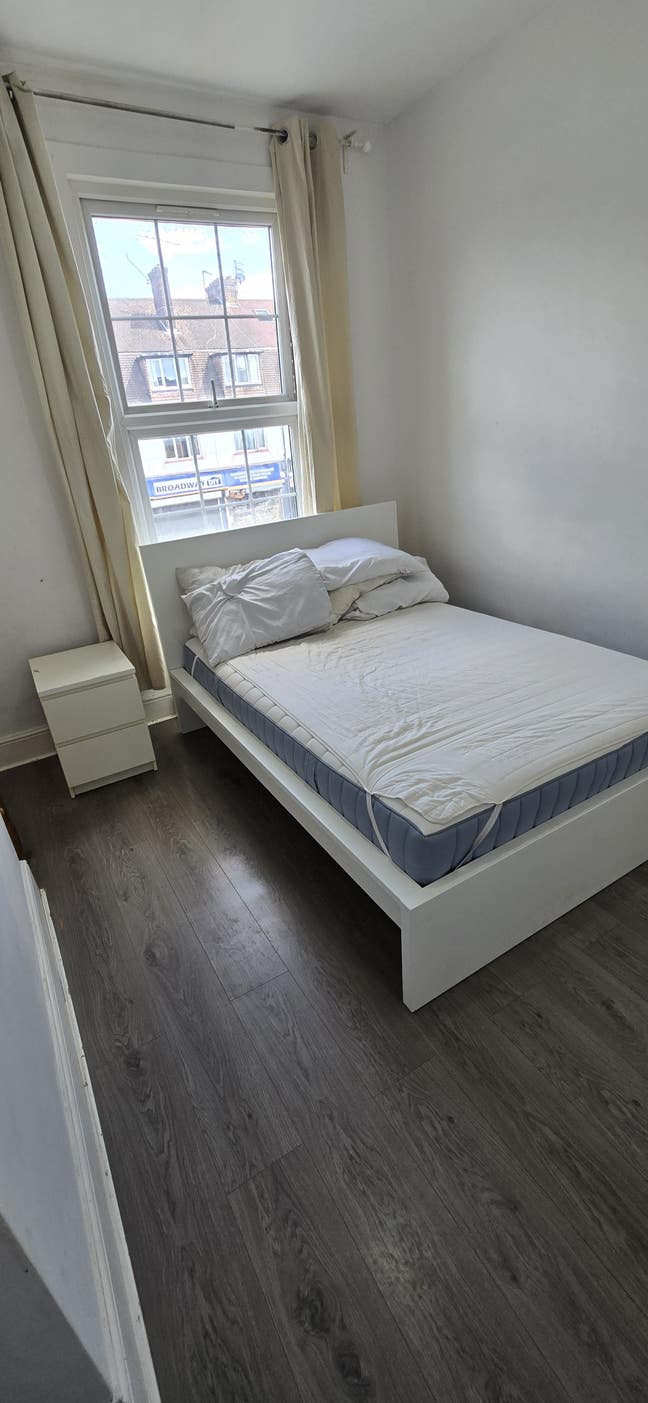 SUPER location 2 min walk to potters bar Station Main Photo