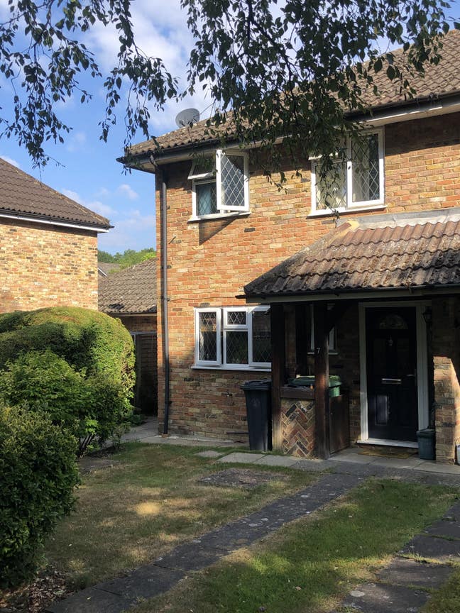 Double Room in Peaceful Windlesham Home - M3J3 Main Photo