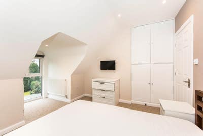 Large Double room available, all bills included Main Photo