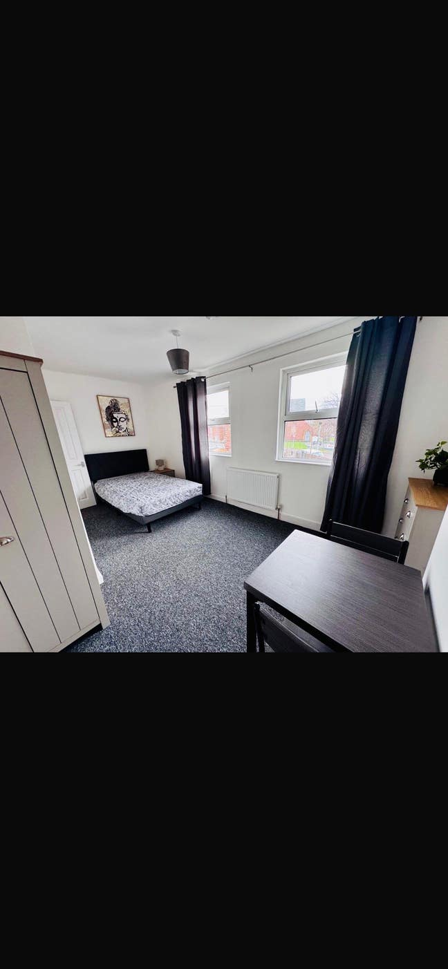 Very big en suite  Main Photo