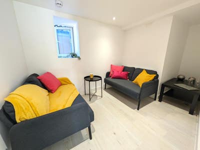 Newly Renovated - 6 Double Rooms Available Now Main Photo