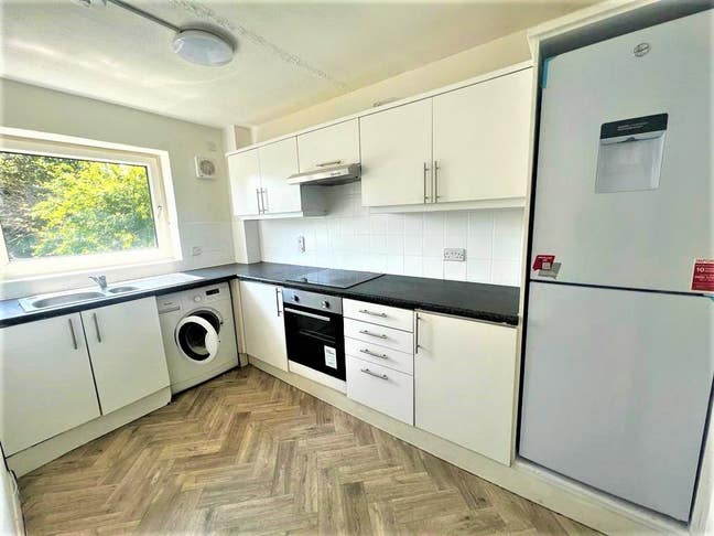 Modern 2-Bed Flat in Prime North Finchley Main Photo