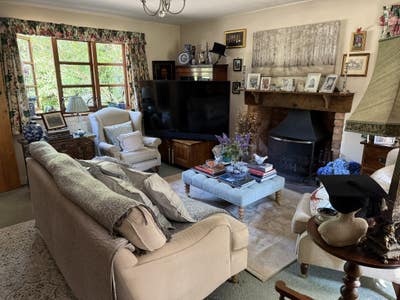 Spacious Double Room in Charming Cottage Main Photo