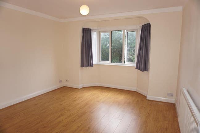 Bright & airy 2 bed flat in Winchmore Hill N21 Main Photo