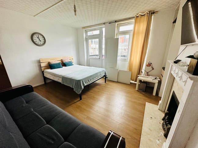 **Spacious Rooms Near Canary**Balcony Main Photo