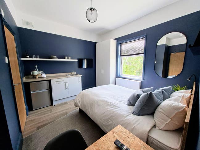 🌟 Large Double Room - Kitchenette, Ensuite +🚗 Main Photo