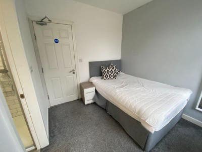 Double En suite Bedroom ⭐️ BILLS INCL Main Photo