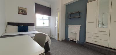 Stylish en-suite room, nr town & station Main Photo