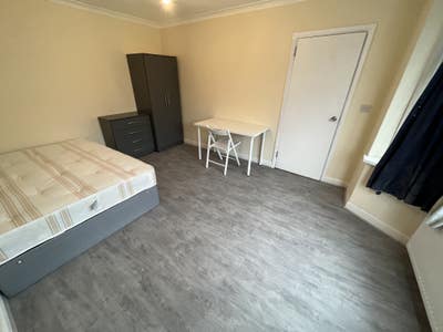 Huge Room in Wembley Area Main Photo