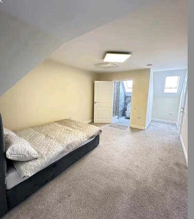 Modern Ensuite Room Available in a Newly Renovated Main Photo