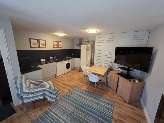 Large self contained private apartment  Main Photo