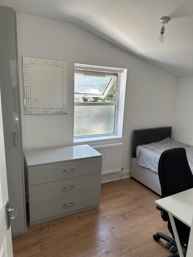 Bright & Modern Double Room – Newly Refurbished Main Photo