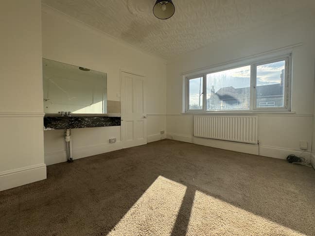 Newly refurbished 1 Bed Apartment Main Photo