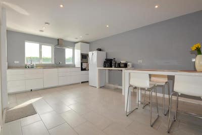 Beautiful Double Room Available – Fully Refurbish Main Photo
