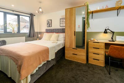 Gorgeous Ensuite Room | Bills inc | Furnished Main Photo