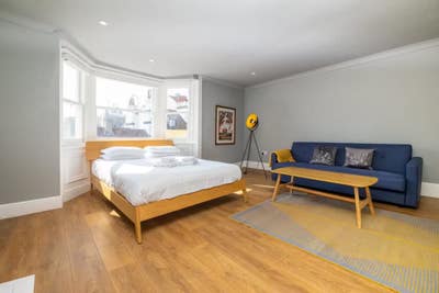 Superb 1 Bed Flat, Central Sea Views, Bills Inc Main Photo