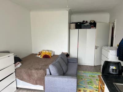 Studio flat in Thornton Heath  Available 14/07 Main Photo