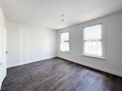 A recently renovated 4 bedroom house in Plaistow Main Photo