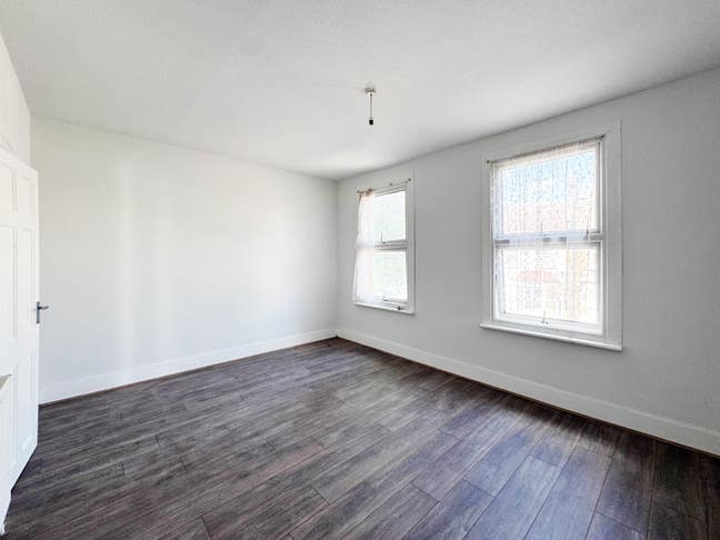 A recently renovated 4 bedroom house in Plaistow Main Photo