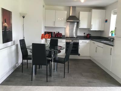 Furnished Room with private Bathroom & Car Park Main Photo