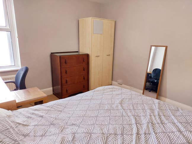 Large Double Room on Uxbridge High Street  Main Photo