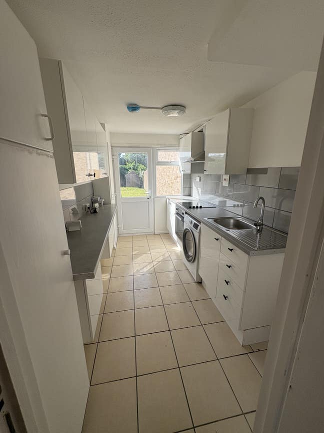 Double en-suite bedroom in newly renovated house  Main Photo